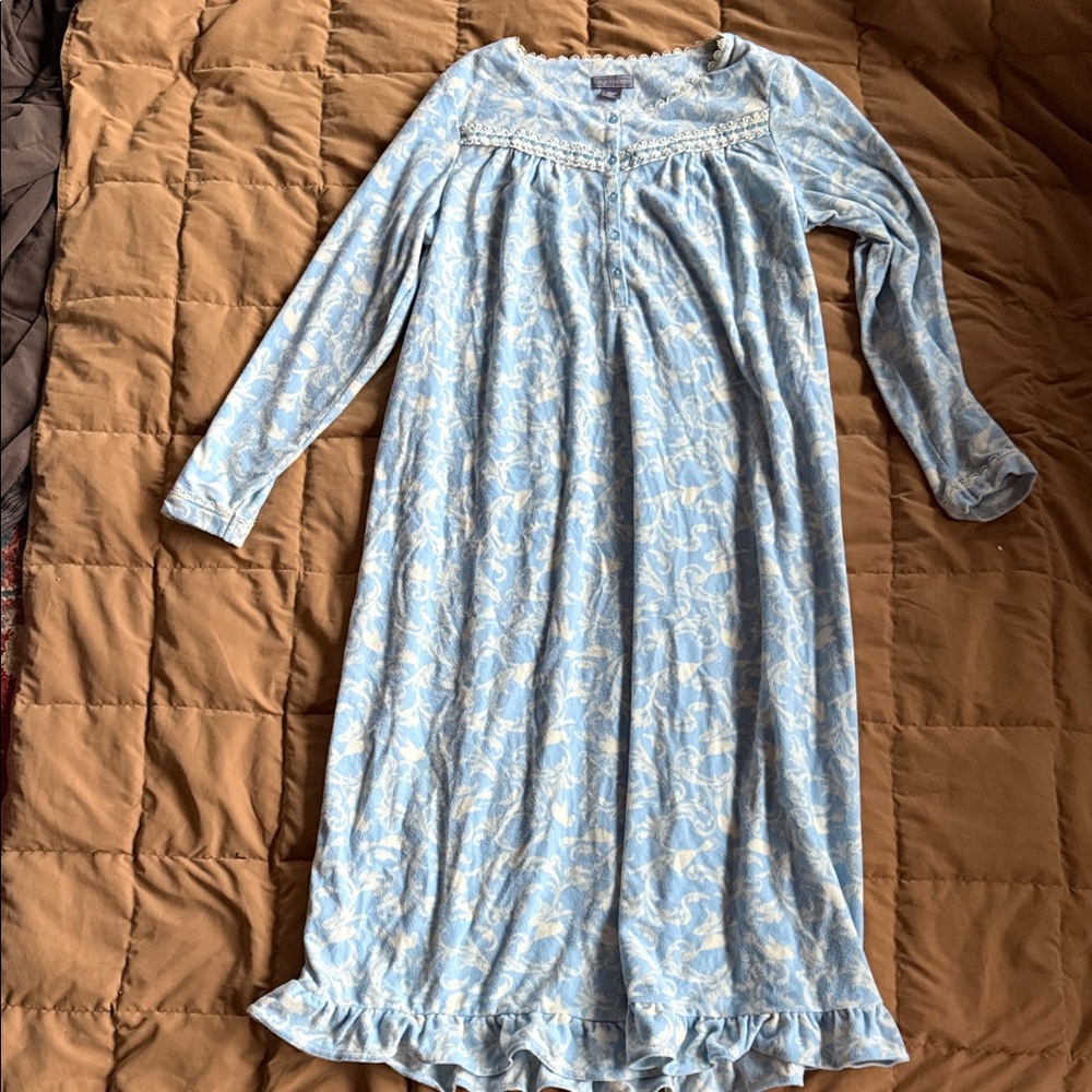 Laura Scott Light Blue and Cream Floral Nightgown adorable vintage